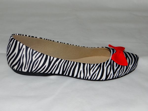 Sapatilha Zebra com Laço Vermelho